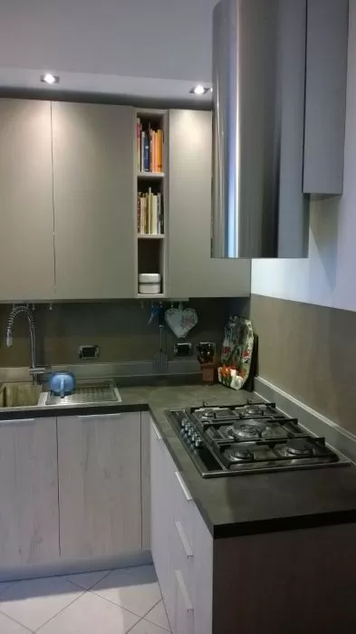 Cucina con carta da parati