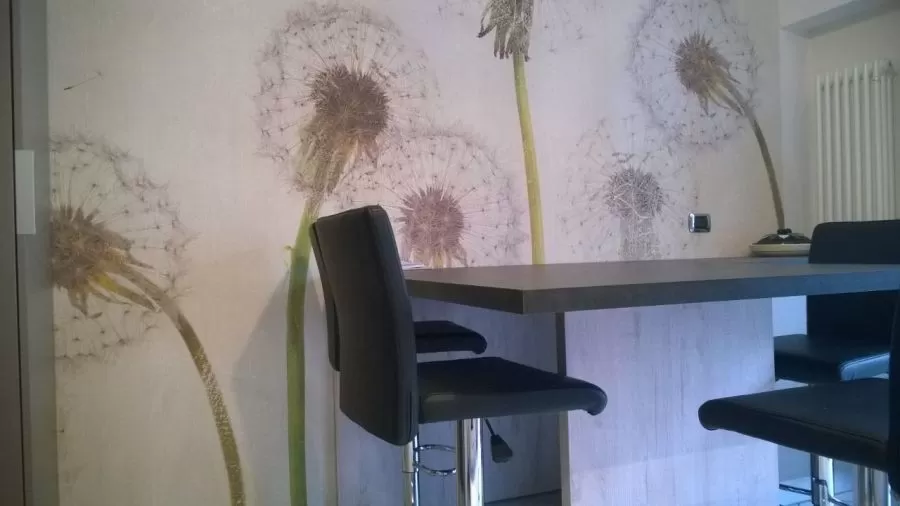 Cucina con carta da parati